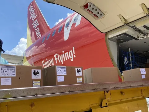 Chuyến bay Vietjet chở 200 máy thở cao cấp từ Đức về tới TPHCM