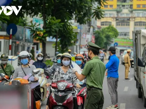 Nhiều chốt kiểm soát ở Hà Nội ùn ứ sau khi có quy định mới về giấy đi đường