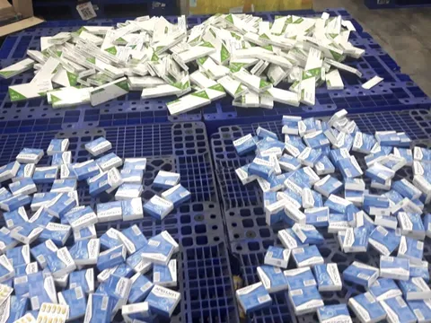 Hải quan bắt giữ hàng trăm hộp thuốc, thiết bị y tế chống dịch nhập khẩu trái phép