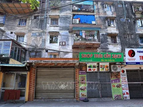 Phong tỏa tòa nhà E8 Thanh Xuân Bắc, Hà Nội