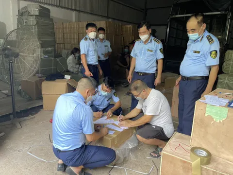 Chuyển Công an khởi tố chủ kho hàng giả người Trung Quốc