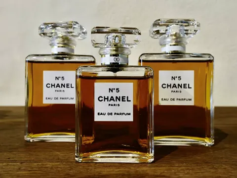 Nước hoa ‘Chanel Nº5’ tròn 100 tuổi: Cách sản xuất loại nước hoa nổi tiếng nhất thế giới