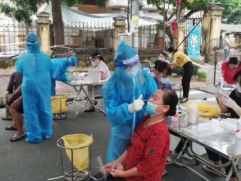 ‘Thắp đèn’ xét nghiệm diện rộng và tiêm vắc xin