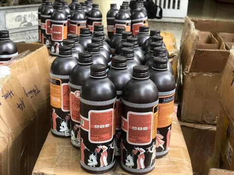 Bắt lô hàng 566 chai sữa tắm giả nhãn hiệu Tesori d'oriente