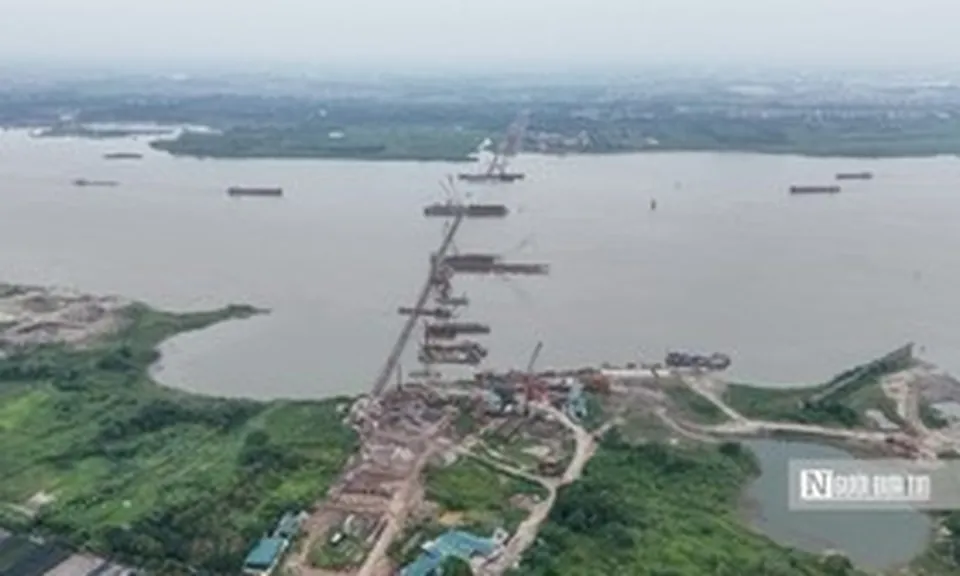 Hà Nội: Hình hài cầu vượt sông Hồng trị giá hơn 7.000 tỷ đồng sau 9 tháng